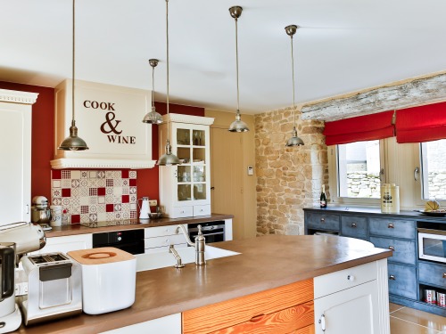 the fully equipped kitchen features a beautiful workspace