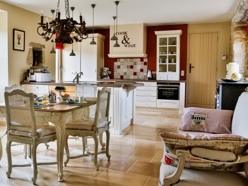 the fully equipped kitchen with breakfast area