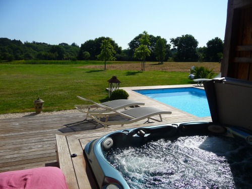 Pool extending the relaxation area with spa and steam room